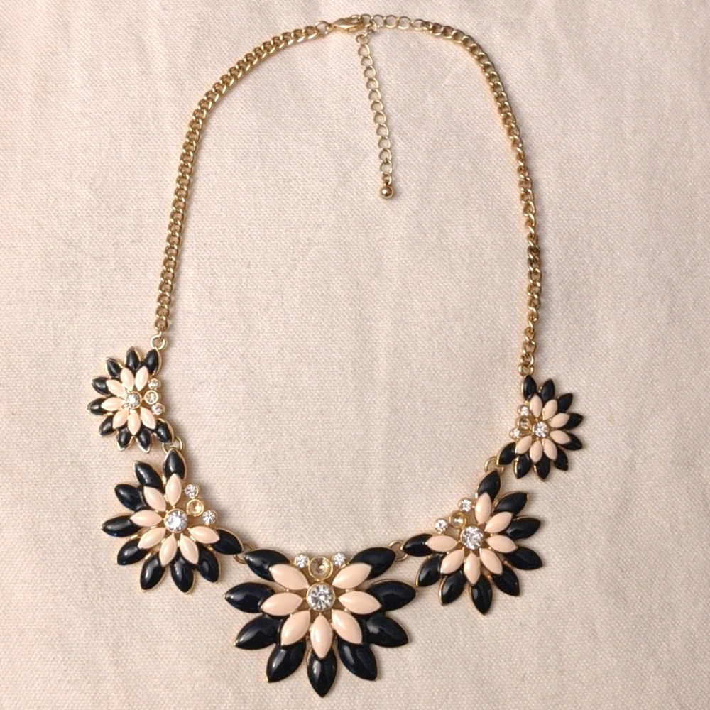 Chunky floral fashion necklace